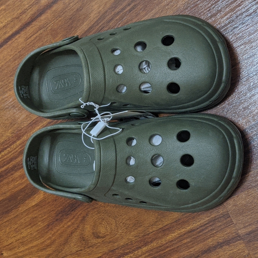 Brand new Zara clog sandals in green